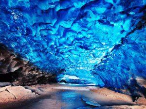 Удивительные пещеры Исландии
